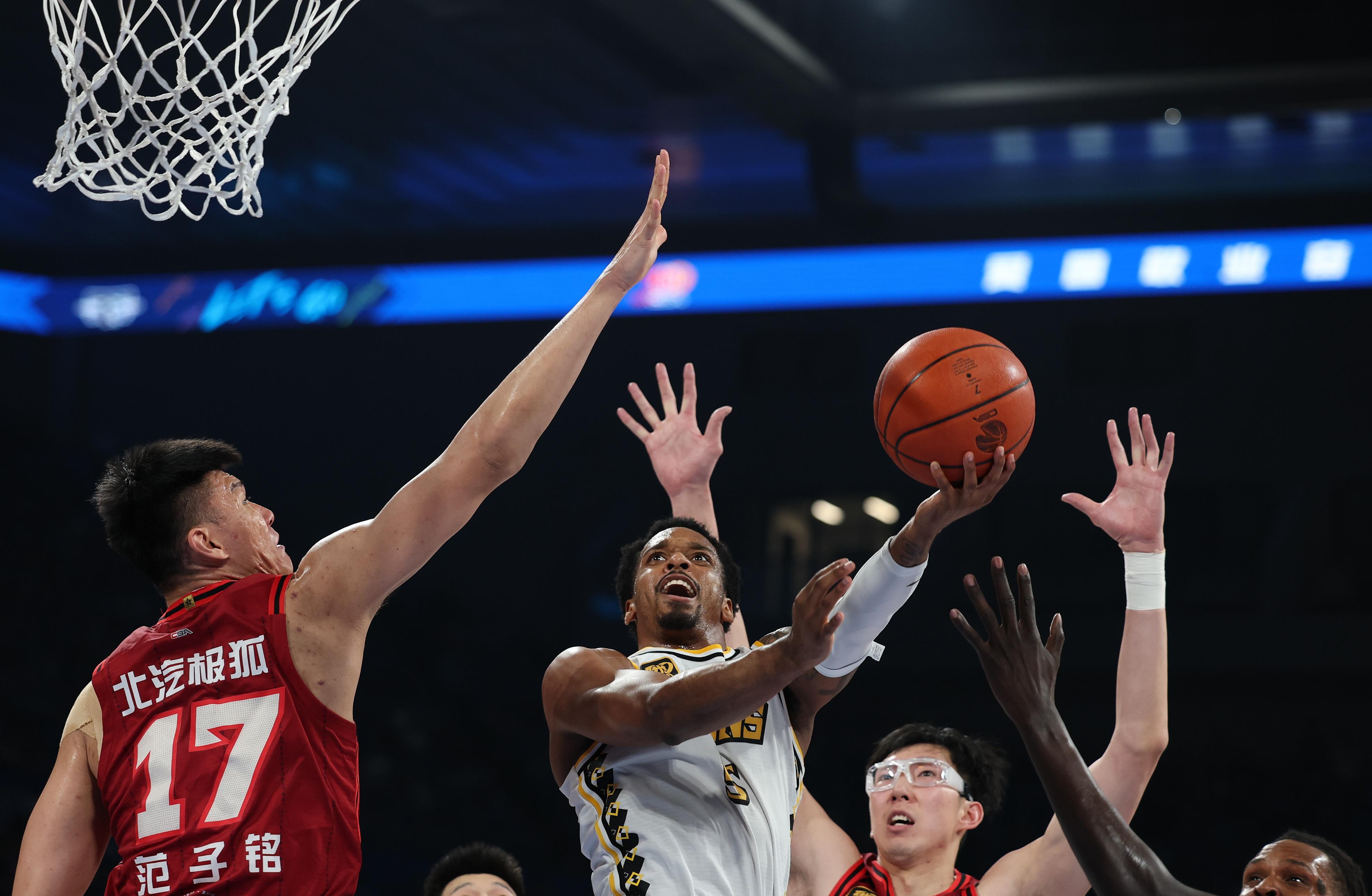 太狠了！费城76人今晨绝杀压哨山东男篮今夜篮板制胜，尼斯发布备战花絮的简单介绍