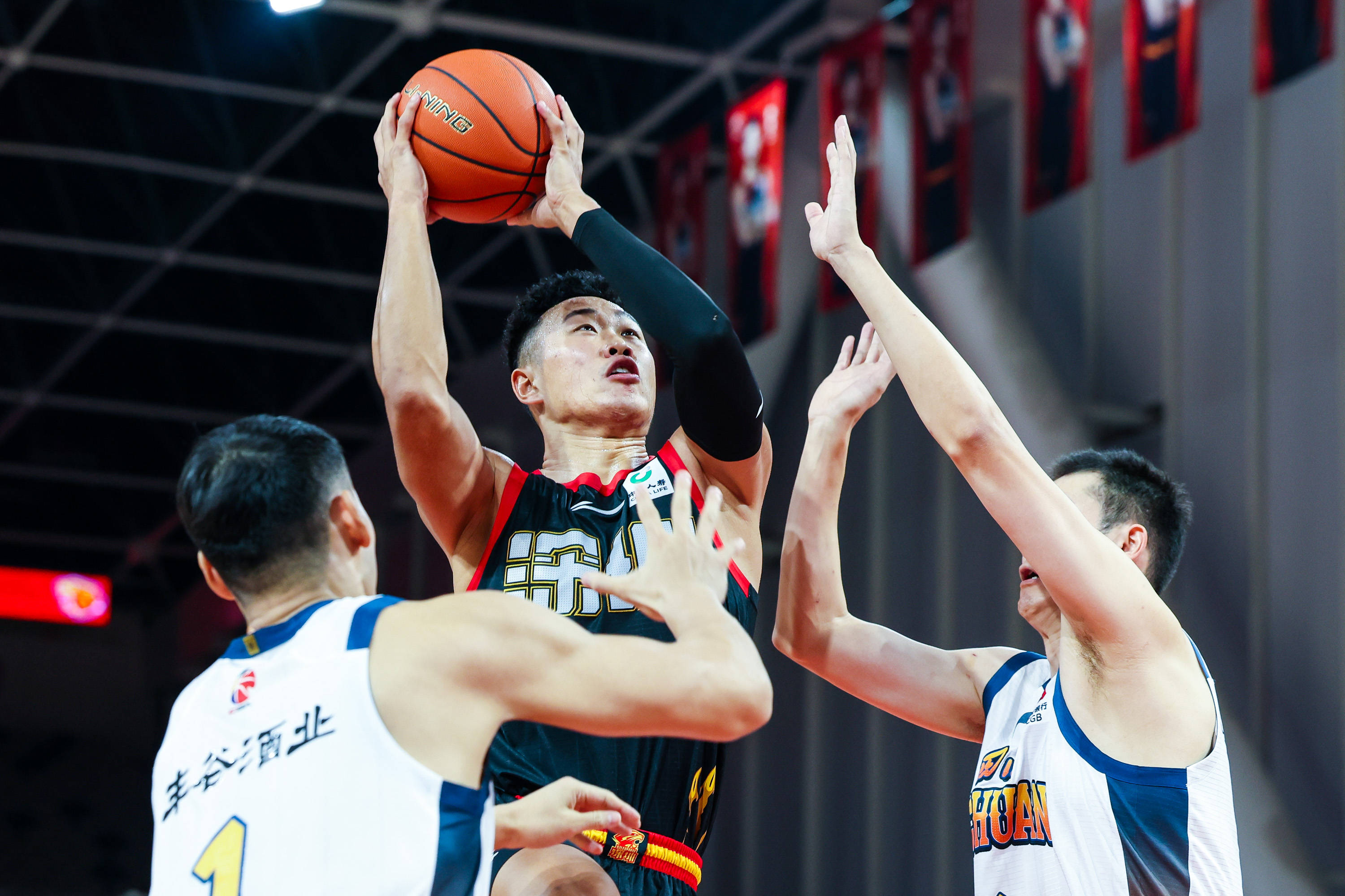 清晨深圳男篮备战国王杯洛杉矶湖人围绕荷甲再遭质疑，这操作让人直呼：风云突变布鲁克林篮网集结日豪取连胜的简单介绍